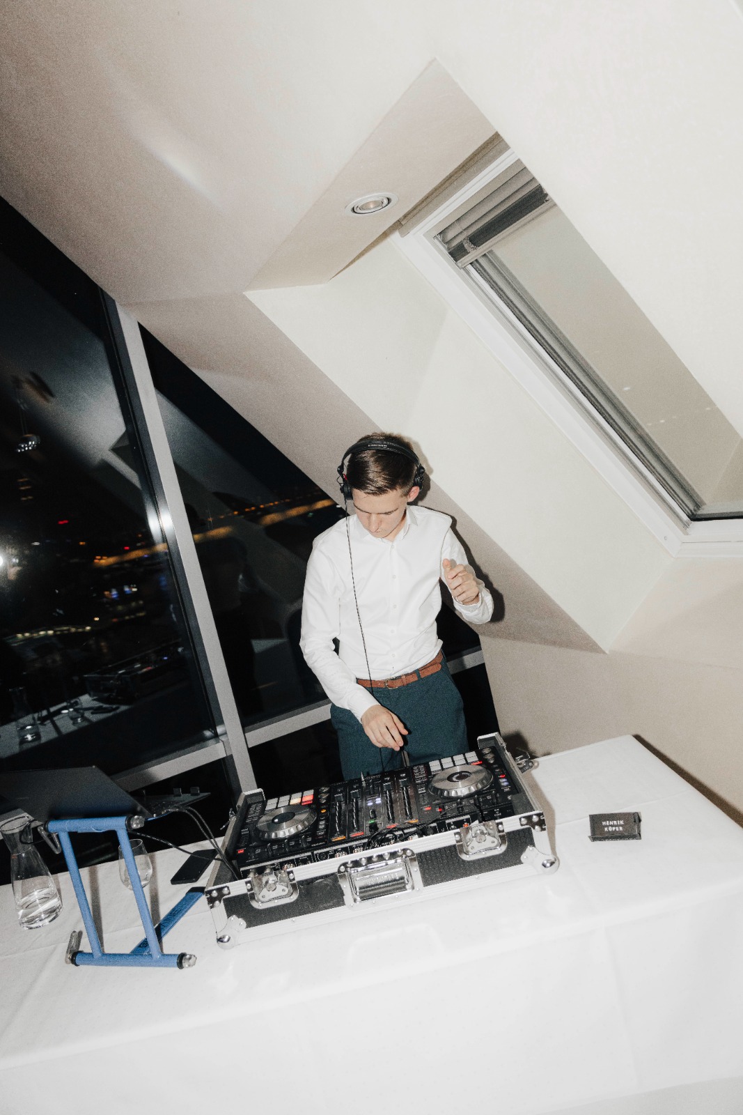 DJ Henrik Küper beim Auflegen auf einer Abendveranstaltung